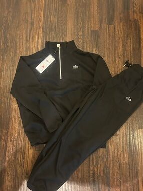ALO Yoga Black Half-Zip Pullover with White Zip